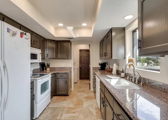 2 Mi To Havasu! Mtn-view Poolside Paradise * Lake Havasu City